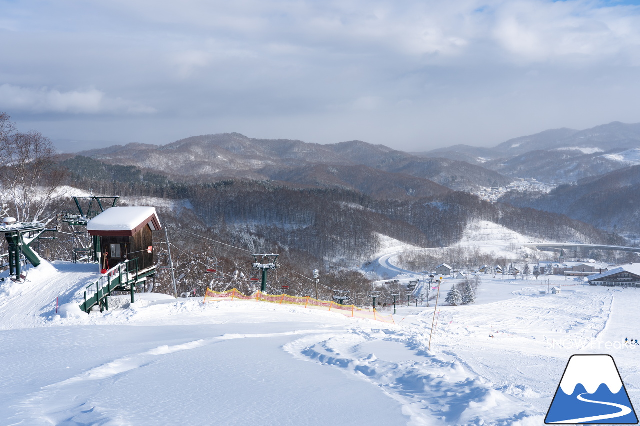 かもい岳国際スキー場｜ふわっふわのパウダースノーと綺麗な青空。やっと北海道らしい冬の景色が帰ってきた！